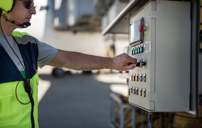 Männliche Arbeitskraft, die technische Ausrüstung am Flughafen überprüft stockfotos Männliche Arbeitskraft, die technische Ausrüstung am Flughafen überprüft stockfotos