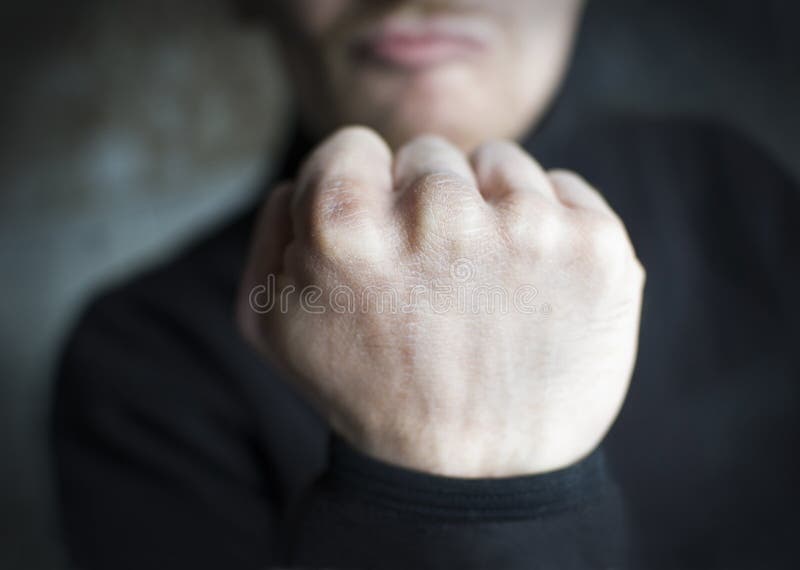 Männliche drohende Geste, Faust stockfotografie Männliche drohende Geste, Faust stockfotografie