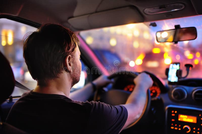 Männliche Fahrerfahrt ein Auto während des AbendStaus stockbilder Männliche Fahrerfahrt ein Auto während des AbendStaus stockbilder