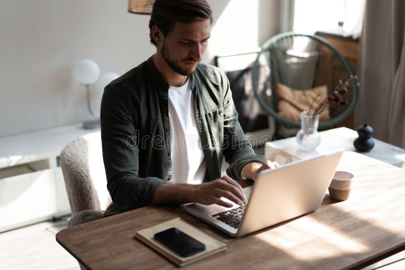 Männliche Fernbedienung, die von zu Hause aus arbeitet und einen Videoanruf zur Arbeitskonferenz führt. Freiberufler, die im Büro lizenzfreies stockfoto