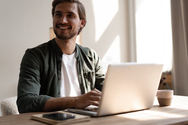 Männliche Fernbedienung, die von zu Hause aus arbeitet und einen Videoanruf zur Arbeitskonferenz führt. Freiberufler, die im Büro stockfotos
