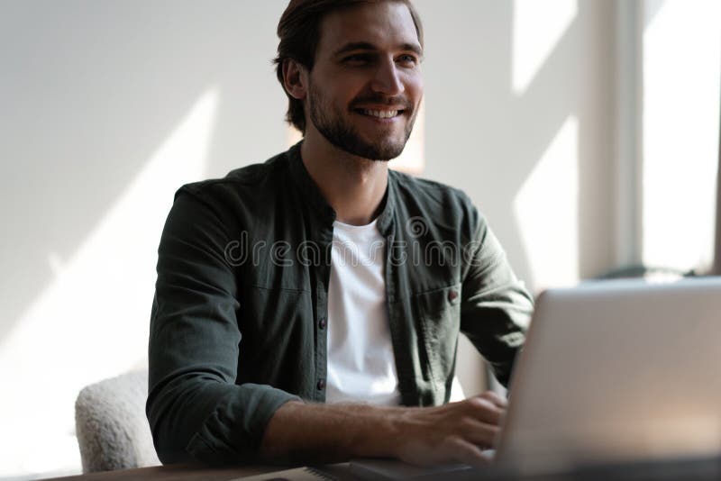 Männliche Fernbedienung, die von zu Hause aus arbeitet und einen Videoanruf zur Arbeitskonferenz führt. Freiberufler, die im Büro lizenzfreie stockfotos