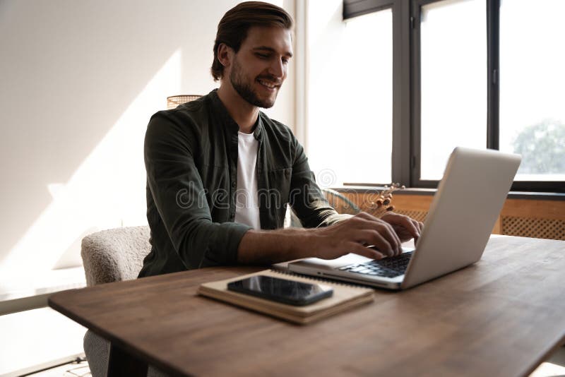 Männliche Fernbedienung, die von zu Hause aus arbeitet und einen Videoanruf zur Arbeitskonferenz führt. Freiberufler, die im Büro stockfotos