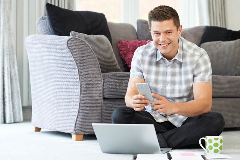 Männliche freiberuflich tätige Arbeitskraft, die zu Hause Laptop verwendet lizenzfreie stockbilder Männliche freiberuflich tätige Arbeitskraft, die zu Hause Laptop verwendet lizenzfreie stockbilder
