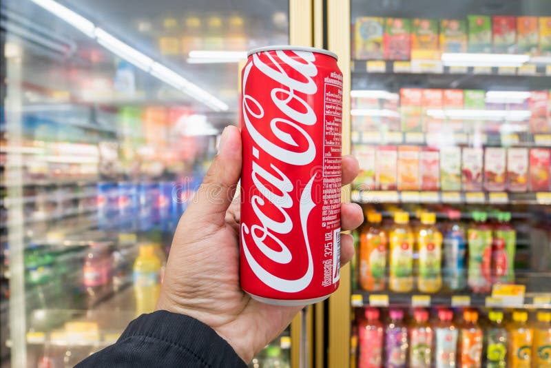 Männliche Hand, die eine Dose Coca Cola im Mini-Markt hält stockbilder Männliche Hand, die eine Dose Coca Cola im Mini-Markt hält stockbilder