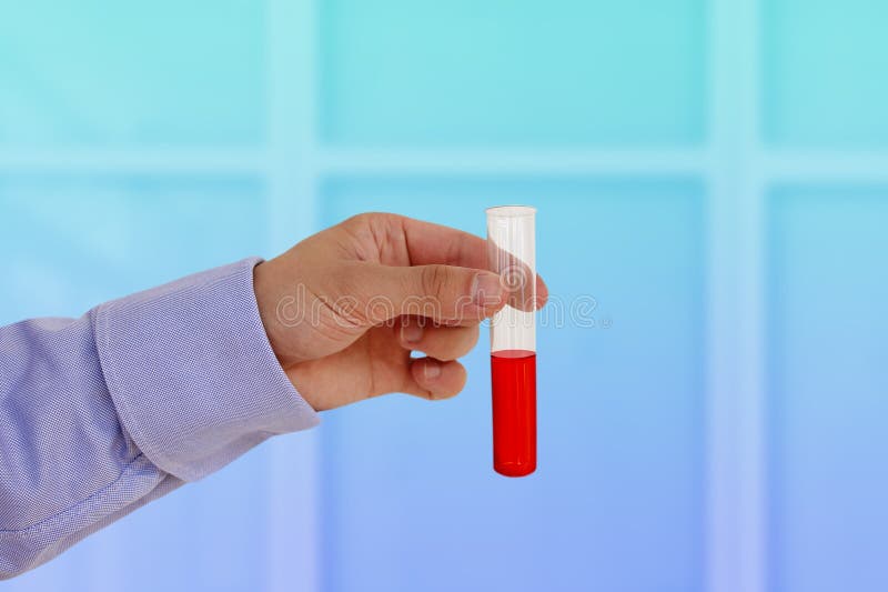 Männliche Hand mit Blut in einem Teströhrchen, Konzept der Blutspende, Nahaufnahme lizenzfreies stockfoto Männliche Hand mit Blut in einem Teströhrchen, Konzept der Blutspende, Nahaufnahme lizenzfreies stockfoto