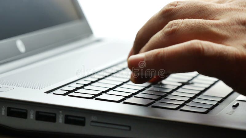 Männliche Hände der Nahaufnahme, die Tastaturcomputerlaptop hintergrundbeleuchtete Gesamtlänge 4k schreiben