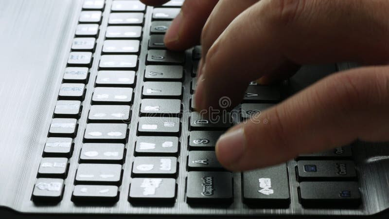 Männliche Hände der Nahaufnahme, die über bluetooth Tastatur schreiben.