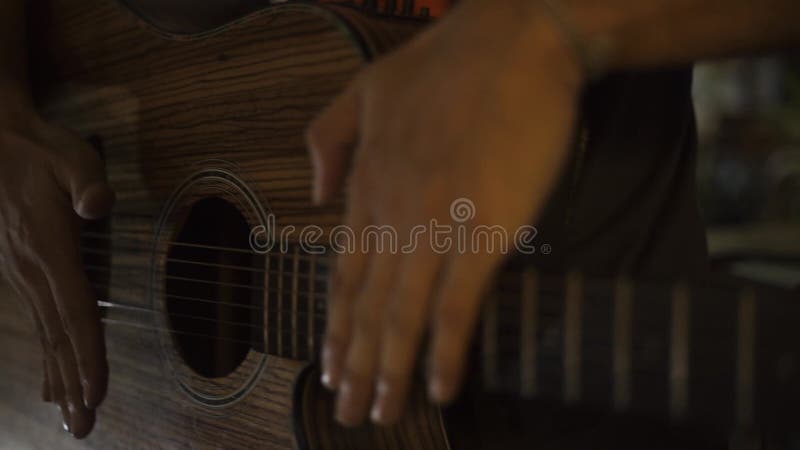 Männliche Hände, die Musik auf Gitarre während nahes hohes des Konzerts spielen Gitarrist spielt Musik auf Stadiumsleistung musik