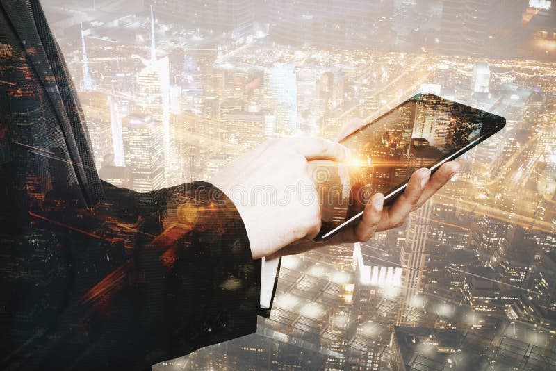 Männliche Hände unter Verwendung der Tablette lizenzfreies stockfoto Männliche Hände unter Verwendung der Tablette lizenzfreies stockfoto