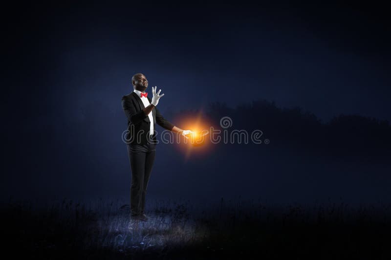 Männliche Illusionist bei der Durchführung von Tricks. Medieninhalte stockfotografie