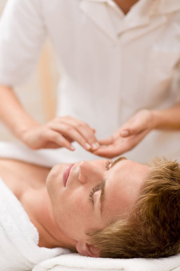 Männliche Kosmetik - Gesichtsmassage stockbild Männliche Kosmetik - Gesichtsmassage stockbild