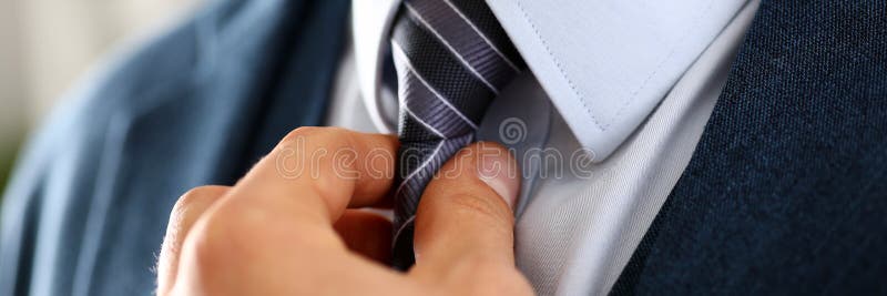 Männlicher Arm in gesetzter Bindungsnahaufnahme des blauen Anzugs stockfotos Männlicher Arm in gesetzter Bindungsnahaufnahme des blauen Anzugs stockfotos