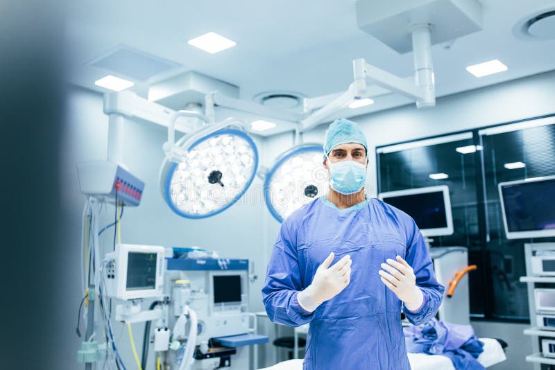 Männlicher Chirurg in bereitem, an Patienten zu arbeiten