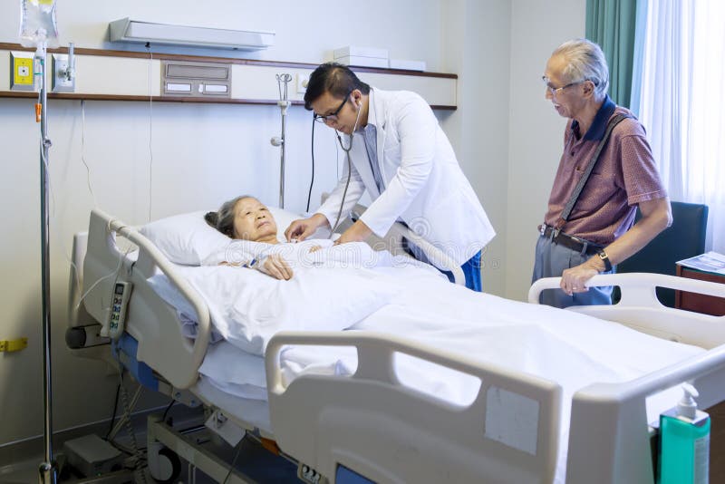 Männlicher Doktor, der älteren Patienten überprüft stockbilder Männlicher Doktor, der älteren Patienten überprüft stockbilder