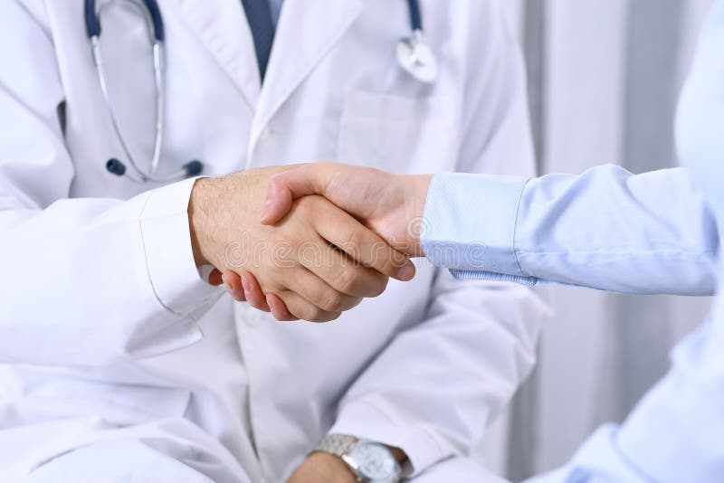 Männlicher Doktor- und Frauenpatient, der Hände rüttelt Partnerschaft in der Medizin, im Vertrauen und im Konzept der medizinisch stockfoto Männlicher Doktor- und Frauenpatient, der Hände rüttelt Partnerschaft in der Medizin, im Vertrauen und im Konzept der medizinisch stockfoto