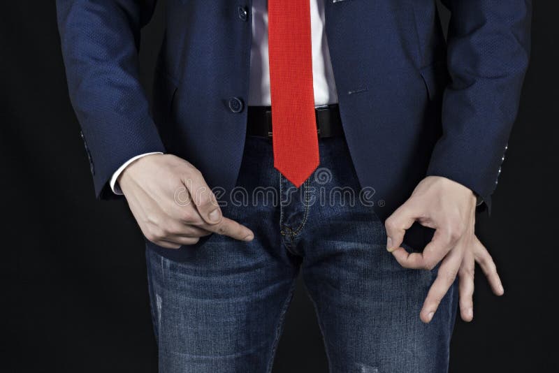 Männlicher Geschäftsmann, der Gestenklasse beim inguinal Bereich, bei der Aufrichtung und bei Viagra, schwarzer Hintergrund zeigt lizenzfreie stockfotos Männlicher Geschäftsmann, der Gestenklasse beim inguinal Bereich, bei der Aufrichtung und bei Viagra, schwarzer Hintergrund zeigt lizenzfreie stockfotos