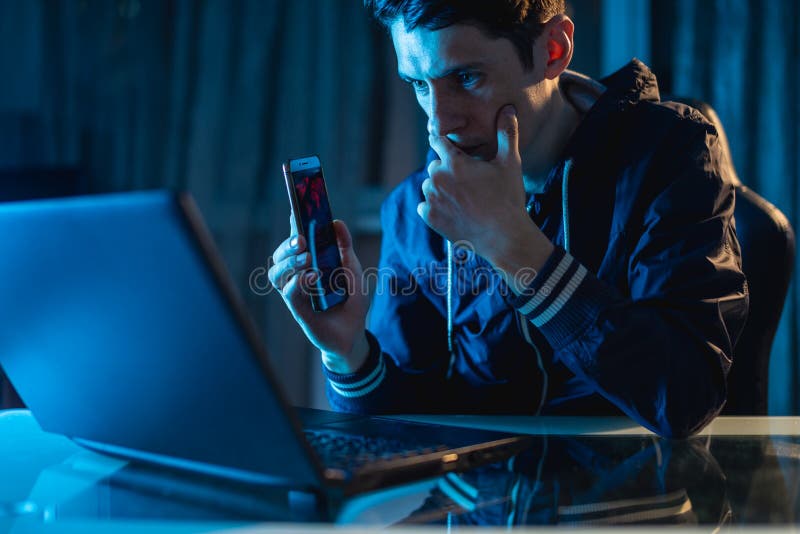 M? nnlicher Hacker, der das Telefon in seinen H? nden h? lt und versucht, Zugangsdatenbanken mit Passw? rtern zu stehlen CyberSecurit lizenzfreies stockbild