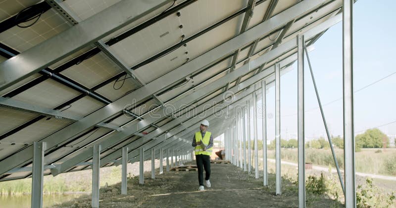 Männlicher Ingenieur inspiziert Solarzellen. stock video