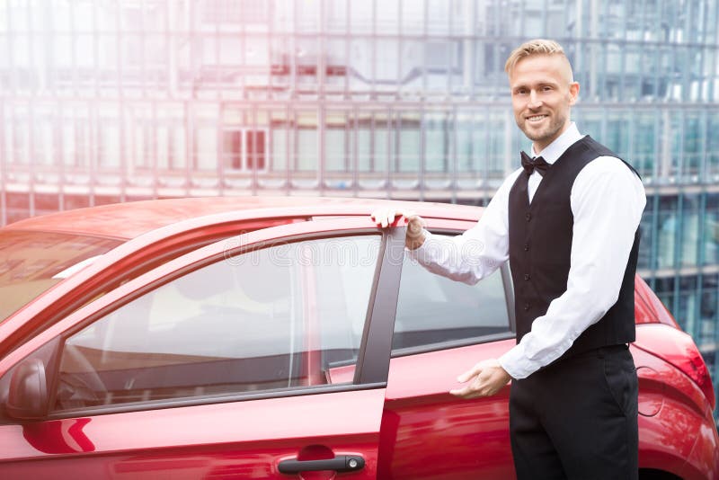 Männlicher Kammerdiener Opening Car Door stockbilder Männlicher Kammerdiener Opening Car Door stockbilder