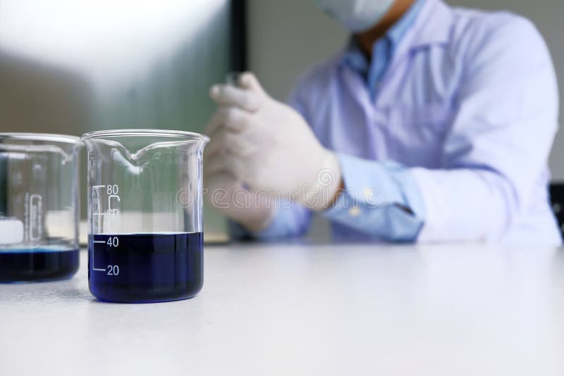 Männlicher medizinischer oder wissenschaftlicher Laborforscher führt Tests durch stockfotografie Männlicher medizinischer oder wissenschaftlicher Laborforscher führt Tests durch stockfotografie
