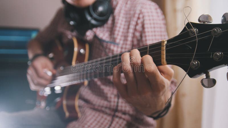 Männlicher Musiker spielt die Gitarre, Hände nah oben stockfoto Männlicher Musiker spielt die Gitarre, Hände nah oben stockfoto