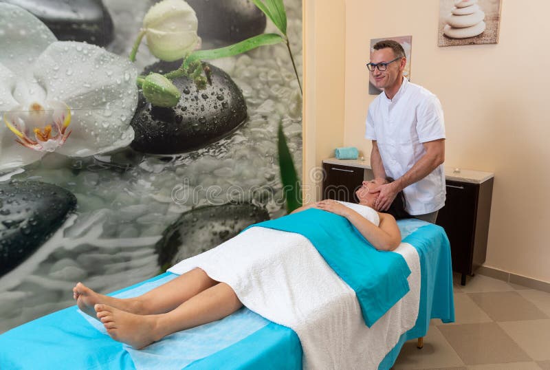 Männlicher Osteopaththerapeut massiert Hals des Patienten, nach Verletzung lizenzfreies stockbild Männlicher Osteopaththerapeut massiert Hals des Patienten, nach Verletzung lizenzfreies stockbild
