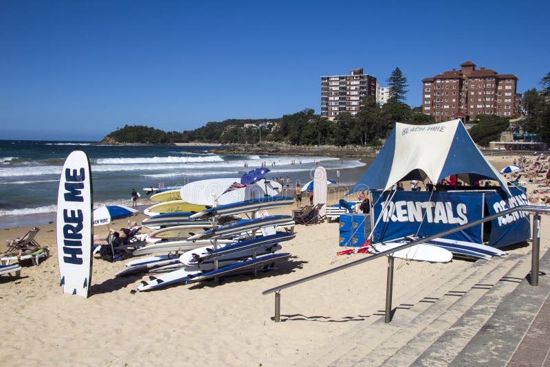 MÄNNLICHER STRAND, SYDNEY, AUSTRALIEN AM 13. MÄRZ: Surfbretter für Miete an stockbild MÄNNLICHER STRAND, SYDNEY, AUSTRALIEN AM 13. MÄRZ: Surfbretter für Miete an stockbild