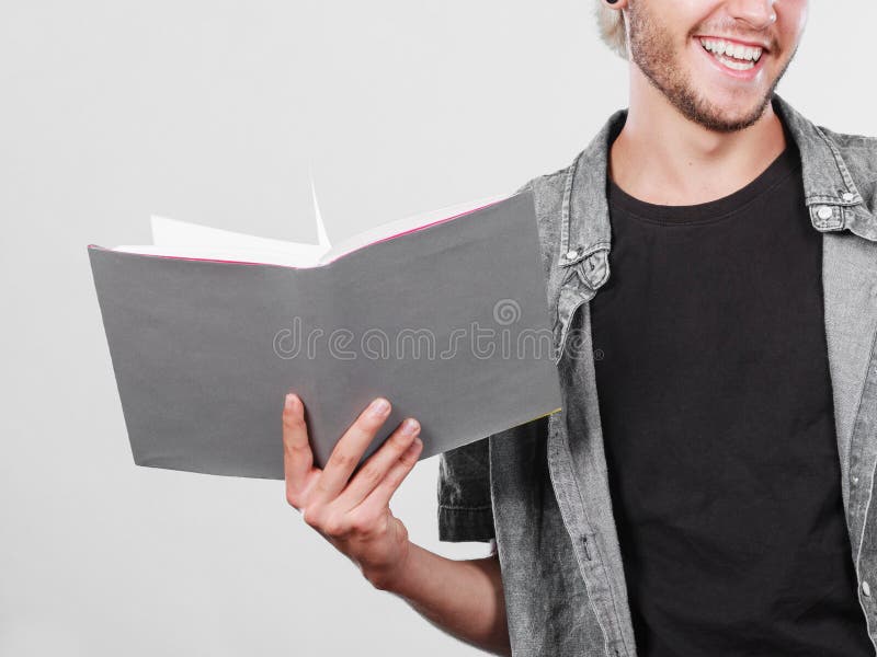Männlicher Student, der Lehrbücher hält stockfoto Männlicher Student, der Lehrbücher hält stockfoto