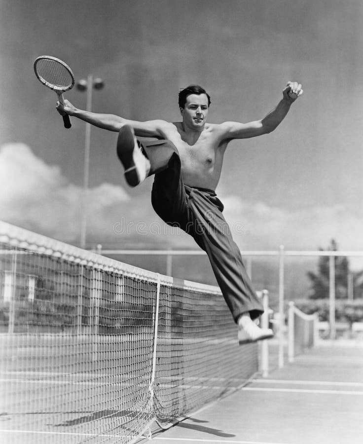 Männlicher Tennisspieler, der über Netz springt (alle dargestellten Personen sind nicht längeres lebendes und kein Zustand existi