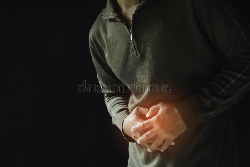 Männliches Leiden von den Magenschmerzenschmerz Mannmagenschmerzen Gesundes Konzept stockfotografie Männliches Leiden von den Magenschmerzenschmerz Mannmagenschmerzen Gesundes Konzept stockfotografie