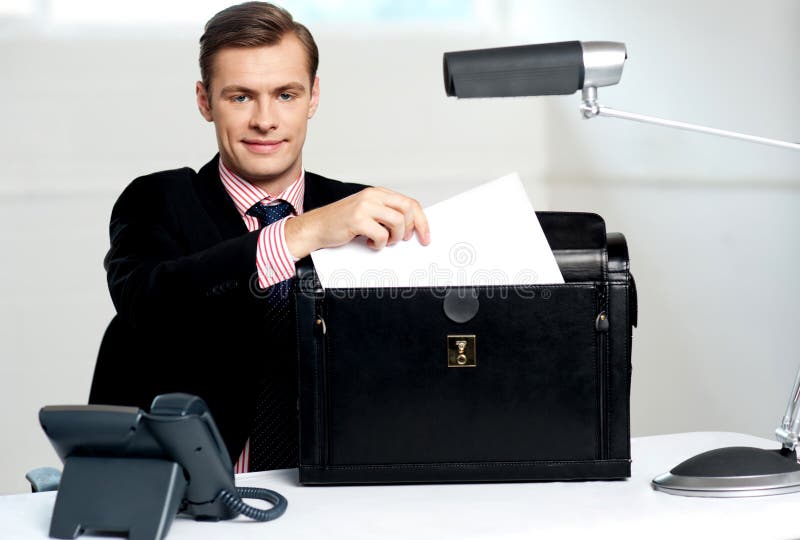 Männliches Leitprogramm, das sicher Dokumente führt stockfoto Männliches Leitprogramm, das sicher Dokumente führt stockfoto