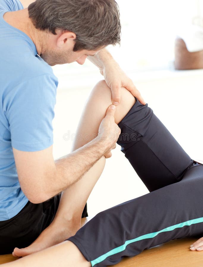 Männliches physiologisches, eine Massage tuend Männliches physiologisches, eine Massage tuend