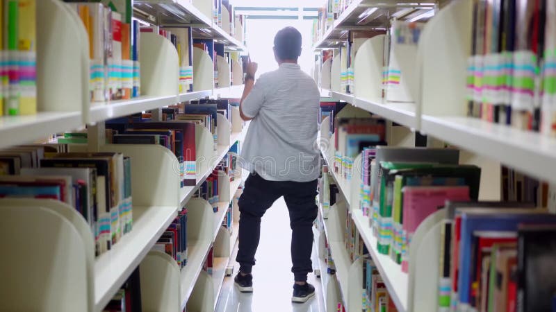 Männliches Studenttanzen in der Bibliothek