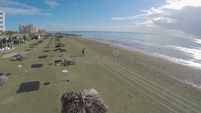 Männliches touristisches Ein Sonnenbad nehmen auf dem Strand in Larnaka-Stadt, beliebtes Erholungsort, Zypern