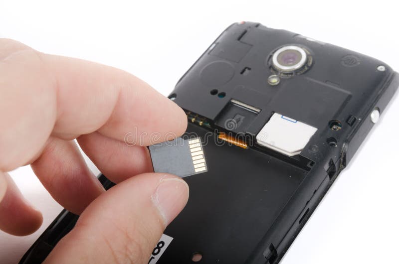Mänsklig hand som sätter in mikroSD-kortet in i mobiltelefonen fotografering för bildbyråer Mänsklig hand som sätter in mikroSD-kortet in i mobiltelefonen fotografering för bildbyråer
