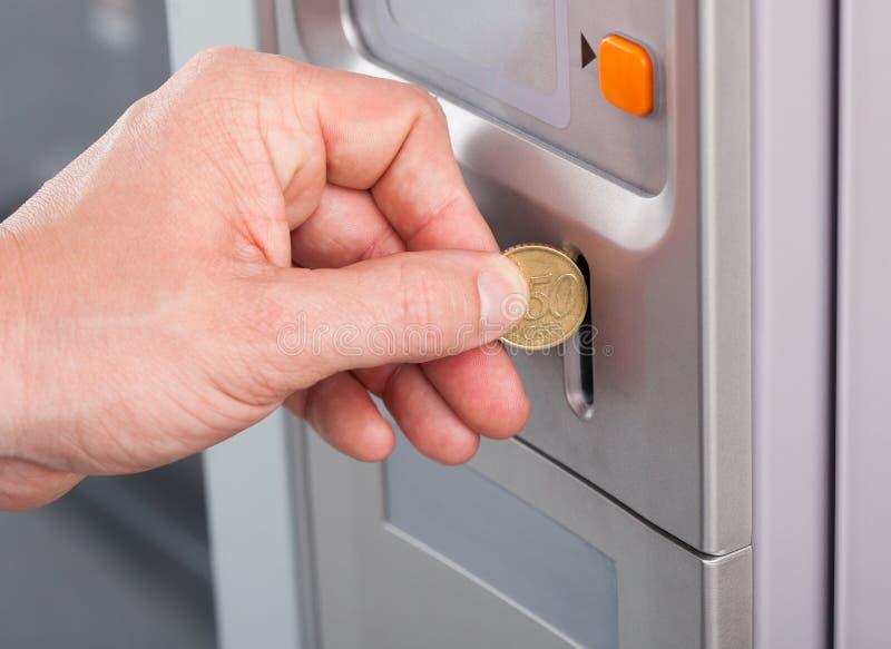 Mänsklig hand som sätter in myntet i varuautomat fotografering för bildbyråer Mänsklig hand som sätter in myntet i varuautomat fotografering för bildbyråer