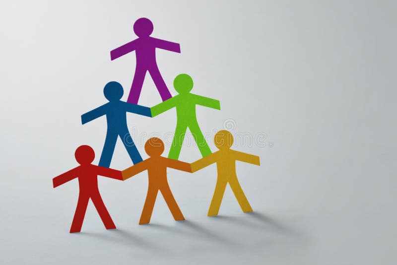 Mänsklig pyramid av färgrikt pappers- utklippfolk på vit bakgrund - begrepp av teamwork och mångfald royaltyfria bilder Mänsklig pyramid av färgrikt pappers- utklippfolk på vit bakgrund - begrepp av teamwork och mångfald royaltyfria bilder
