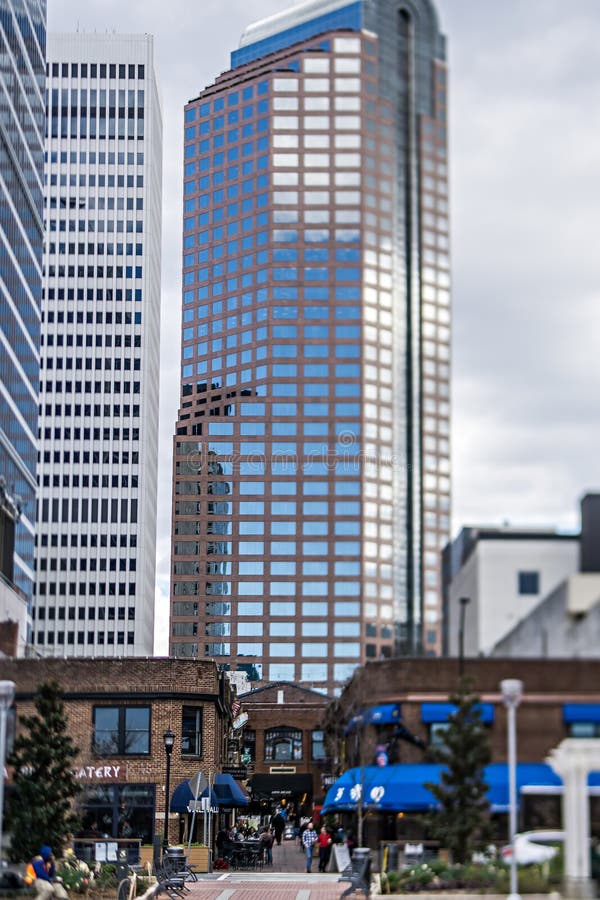 März 2017 Charlotte NC - beschäftigter latta Säulengang in im Stadtzentrum gelegenem Charlotte stockfoto März 2017 Charlotte NC - beschäftigter latta Säulengang in im Stadtzentrum gelegenem Charlotte stockfoto