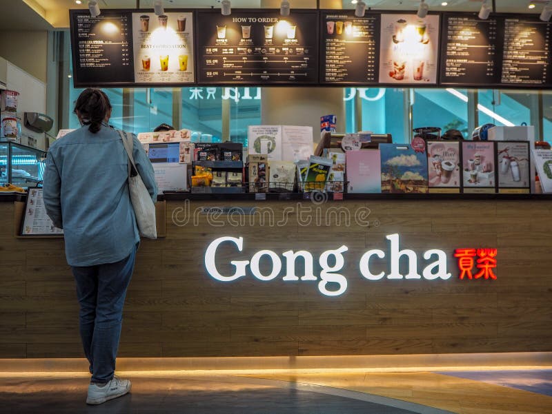 März 2019 - Südkorea: Junge asiatische Frau, die einen Auftrag an einem taiwanesischen Klingel Cha-Blasentee-Vorrechtgeschäft mac lizenzfreies stockfoto März 2019 - Südkorea: Junge asiatische Frau, die einen Auftrag an einem taiwanesischen Klingel Cha-Blasentee-Vorrechtgeschäft mac lizenzfreies stockfoto