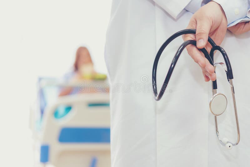 Męscy położnik lekarki profesjonaliści trzymają stetoskopu i kobieta w ciąży rozmytego tło obrazy stock Męscy położnik lekarki profesjonaliści trzymają stetoskopu i kobieta w ciąży rozmytego tło obrazy stock