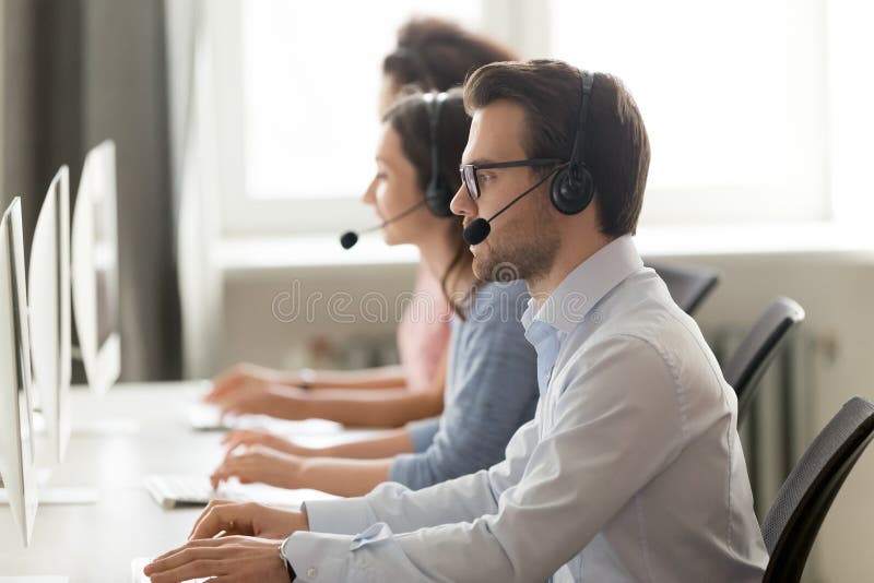 Męski centrum telefoniczne agent w bezprzewodowej słuchawki ordynacyjnym online kliencie zdjęcia stock Męski centrum telefoniczne agent w bezprzewodowej słuchawki ordynacyjnym online kliencie zdjęcia stock