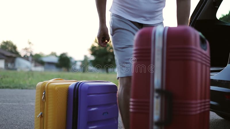 Mężczyzna dostaje z bagażnik walizek twój wakacje rodzinny szczęśliwy lato