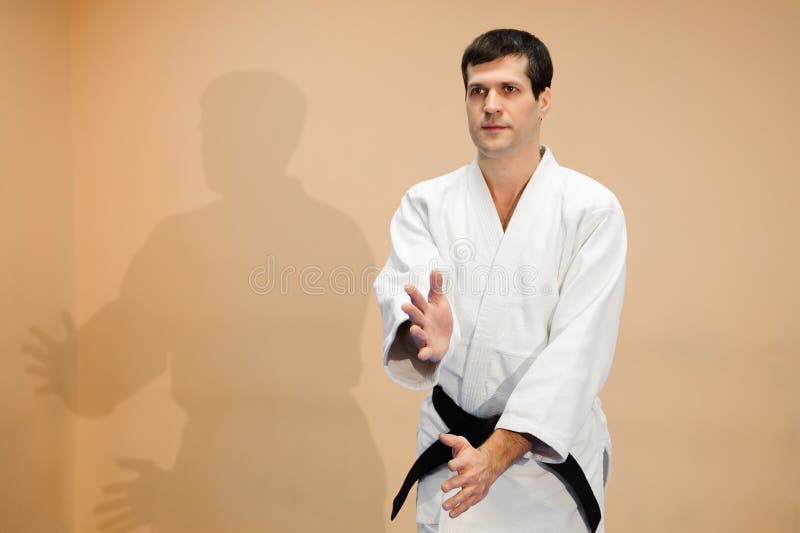 Mężczyzna i kobiety bój przy Aikido szkoleniem w sztuki samoobrony szkole obraz stock Mężczyzna i kobiety bój przy Aikido szkoleniem w sztuki samoobrony szkole obraz stock