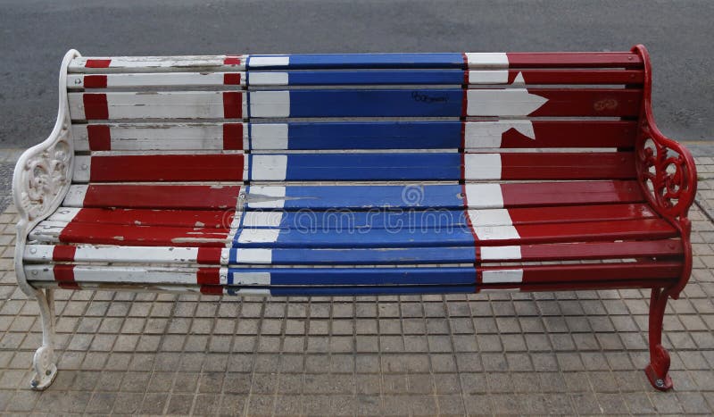 Målade bänkar av Santiago i Las Condes, Santiago de Chile arkivbild Målade bänkar av Santiago i Las Condes, Santiago de Chile arkivbild