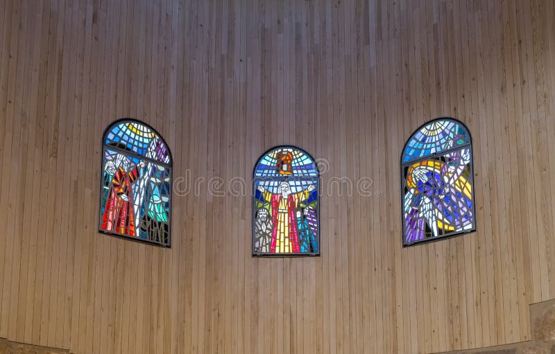 Målat glassfönster hänger på väggen i bönkorridoren av den minnes- kyrkan av Moses på monteringen Nebo nära staden av Madaba i Jo royaltyfri foto Målat glassfönster hänger på väggen i bönkorridoren av den minnes- kyrkan av Moses på monteringen Nebo nära staden av Madaba i Jo royaltyfri foto