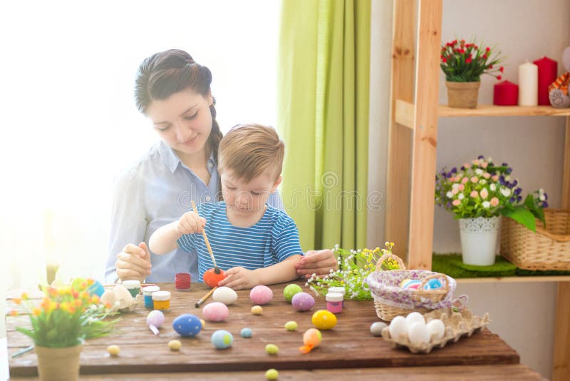målat gräs för 2 placerade allt för easter för hinkfågelungebegreppet blommor ägg barn Lycklig moder och hennes gulligt barn som royaltyfri foto målat gräs för 2 placerade allt för easter för hinkfågelungebegreppet blommor ägg barn Lycklig moder och hennes gulligt barn som royaltyfri foto