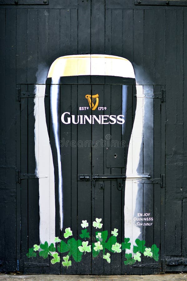 Målning på en svart grind med ett glas guinnfritt öl royaltyfri foto