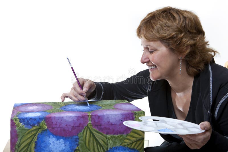 Kvinna målar med plåtfärg royaltyfri bild