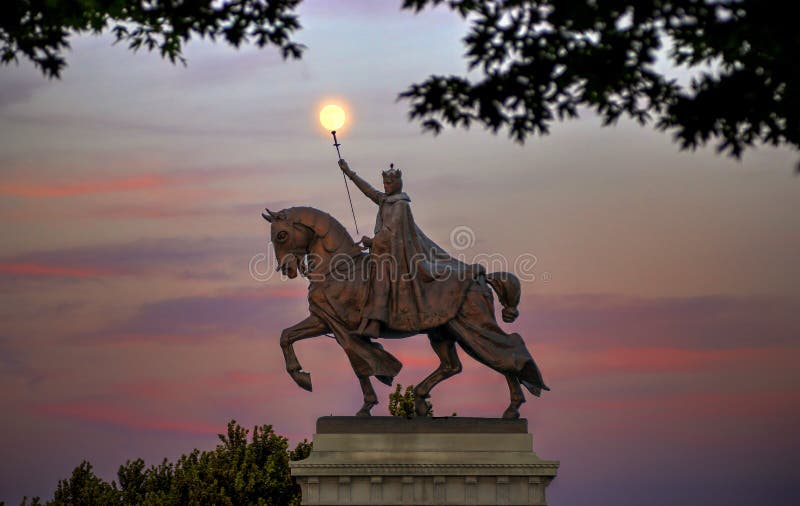 Måne över St Louis Statue i St Louis, Missouri arkivbilder Måne över St Louis Statue i St Louis, Missouri arkivbilder